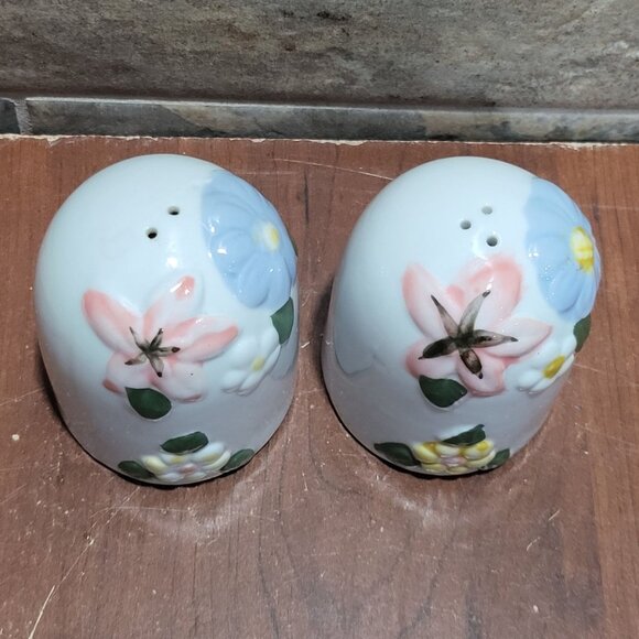Pair Ceramic Salt and Pepper Shakers Hand Painted Floral Design - Picture 4 of 11